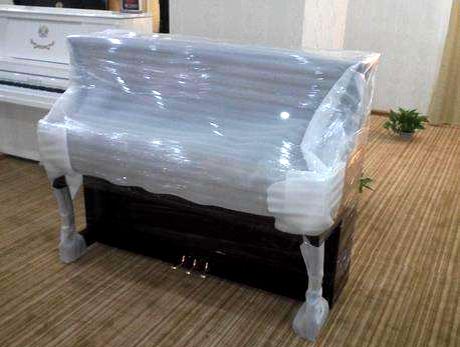 鋼琴的價值不僅在于它的價格，還在于它能發(fā)出動人心弦的樂章，試問，你只是因為搬了一次家，你的鋼琴卻再也不能發(fā)出以前那完美的音符，原因只是搬運過程中姿勢沒有擺對造成內(nèi)部零件震動，影響了音準(zhǔn)，你難道不會覺得內(nèi)心幾乎是崩潰的嗎？ 雖然現(xiàn)在許多鋼琴下面安裝有輪子，但是在搬運時還需要幾個人將其抬起來再推動。